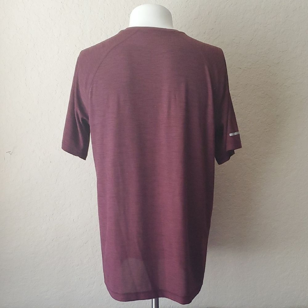 Old Navy Active Men's Breathe On Henley T-Shirt Burgundy Large -Short Sleeve Top - Picture 4 of 6